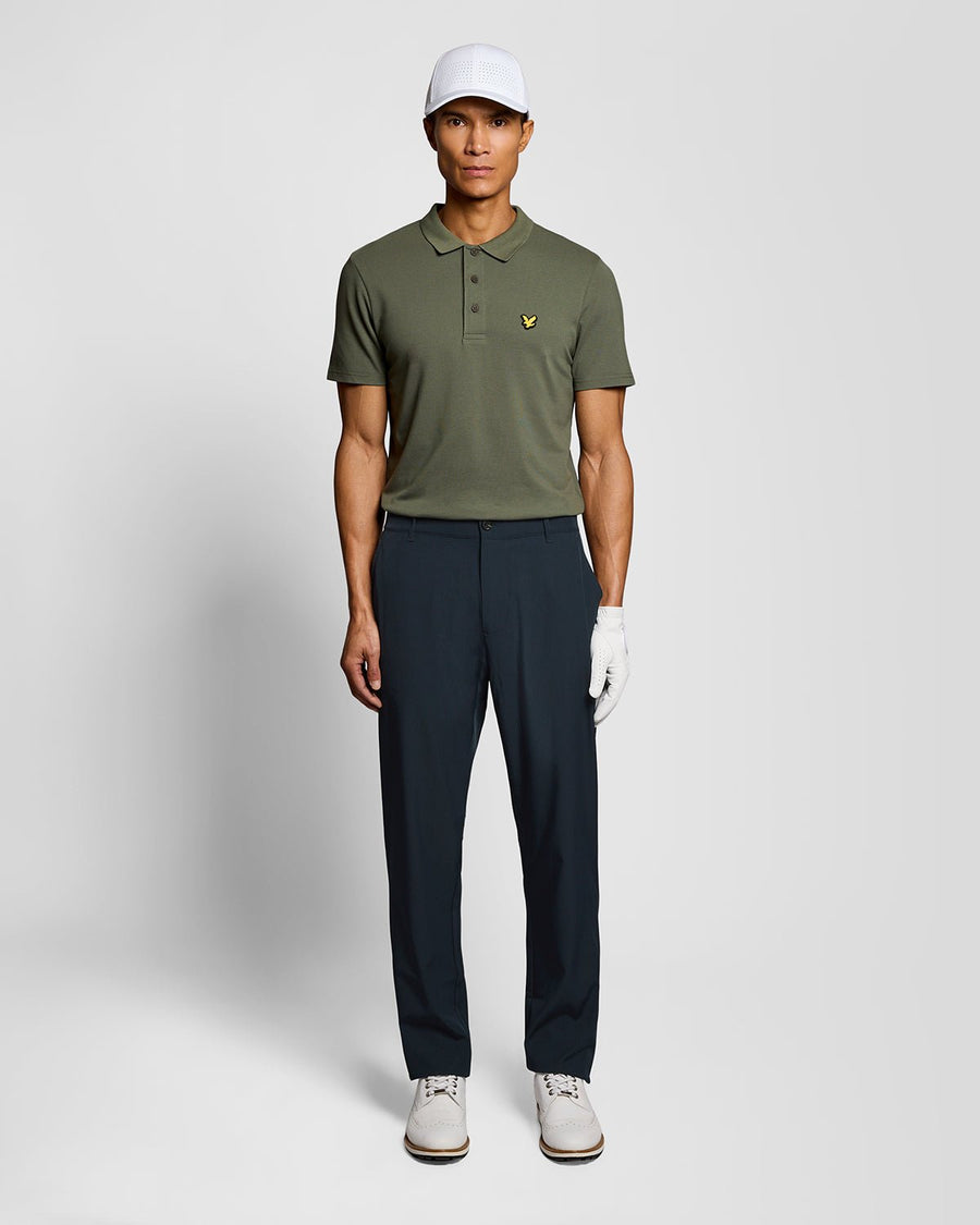 Homme portant un pantalon chino bleu marine foncé