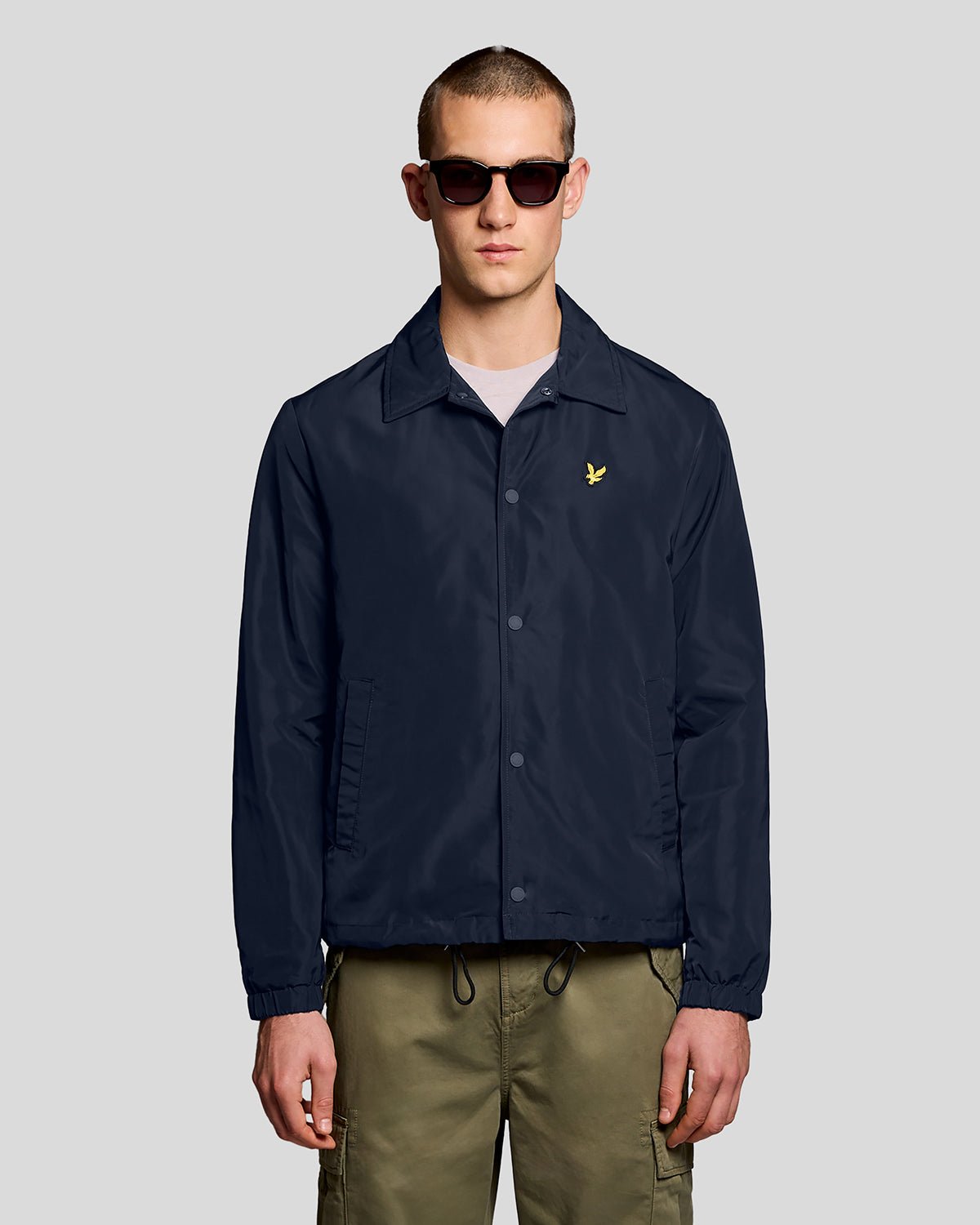 Homme portant une veste Coach légère bleu marine foncé