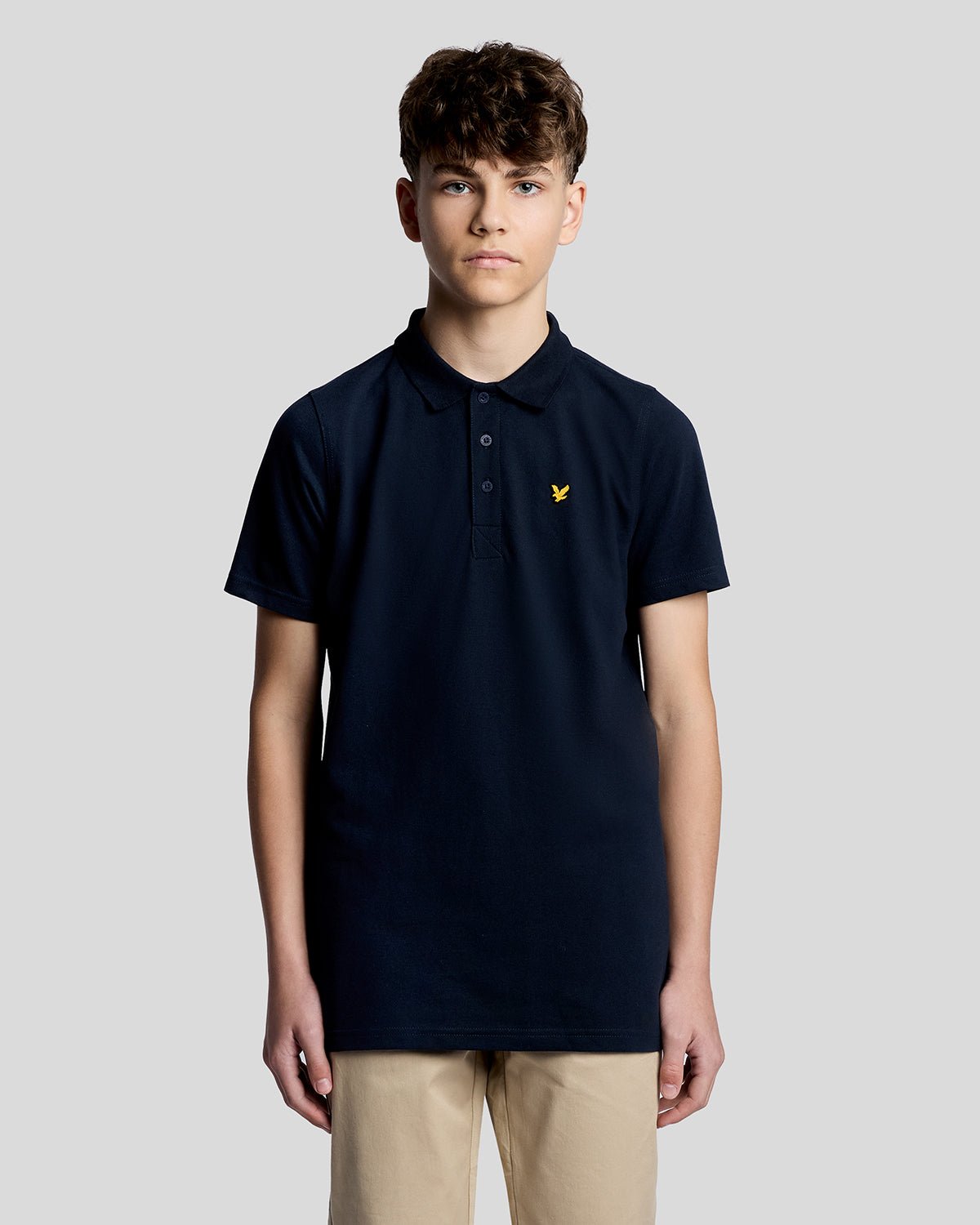 Hombre con polo deportivo en azul marino oscuro