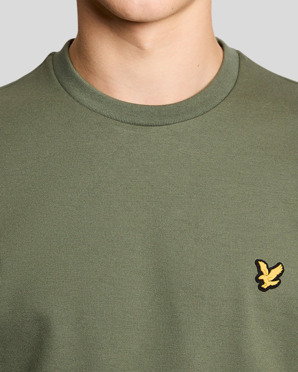 Homme portant un sweat-shirt léger de sport vert cactus