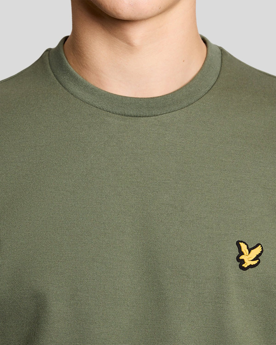 Homme portant un sweat-shirt léger de sport vert cactus
