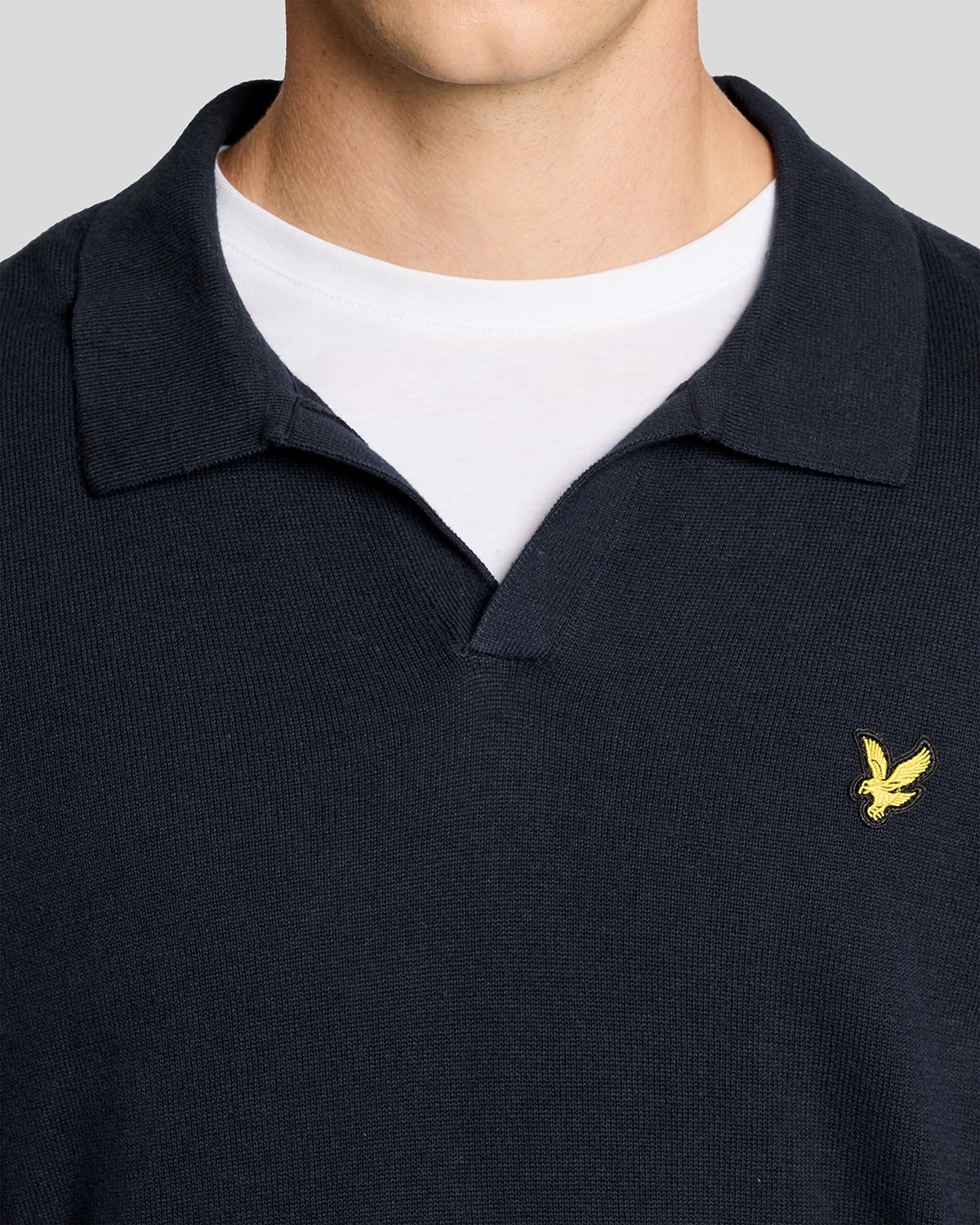 Homme portant un pull à col polo en coton bleu marine foncé