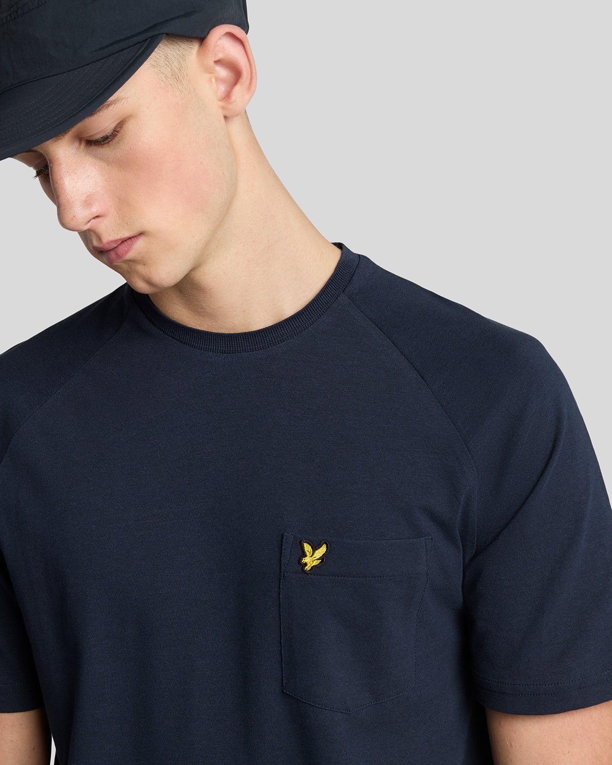 Homme portant un t-shirt raglan en mélange de lin, bleu marine foncé