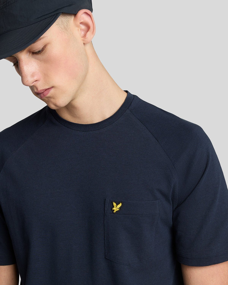 Homme portant un t-shirt raglan en mélange de lin, bleu marine foncé