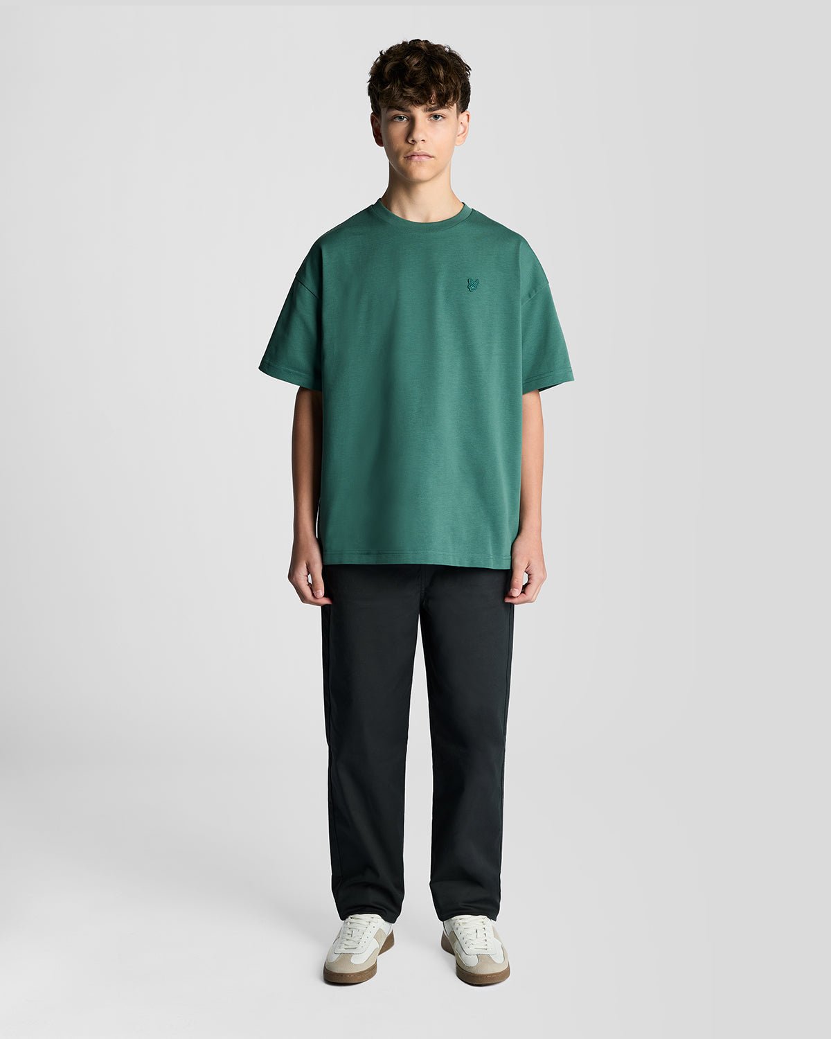 Un homme porte un t-shirt ample épais de couleur Everglade