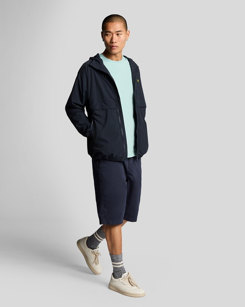 Mann trägt eine dunkelblaue Chino-Shorts