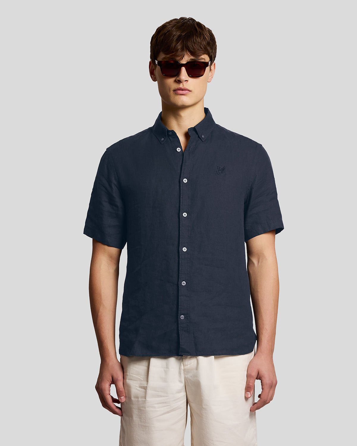 Un homme porte une chemise en lin à manches courtes couleur carbone