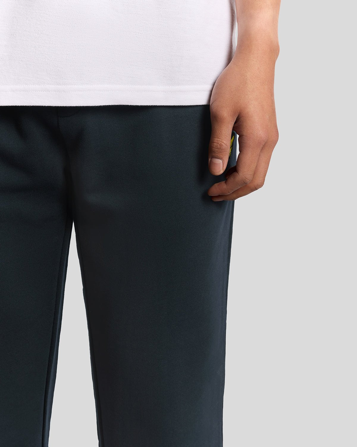 Homme portant un pantalon de jogging en coton à coupe droite, bleu marine foncé