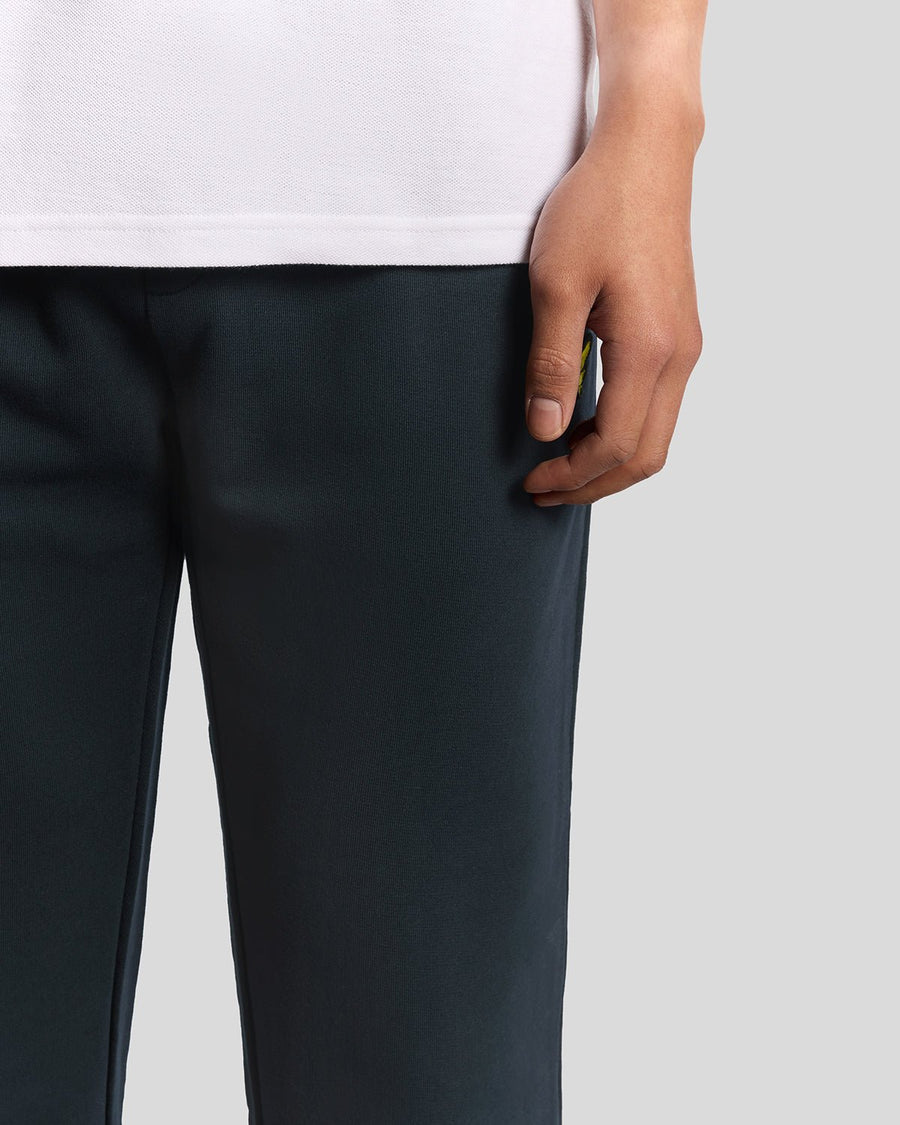 Homme portant un pantalon de jogging en coton à coupe droite, bleu marine foncé