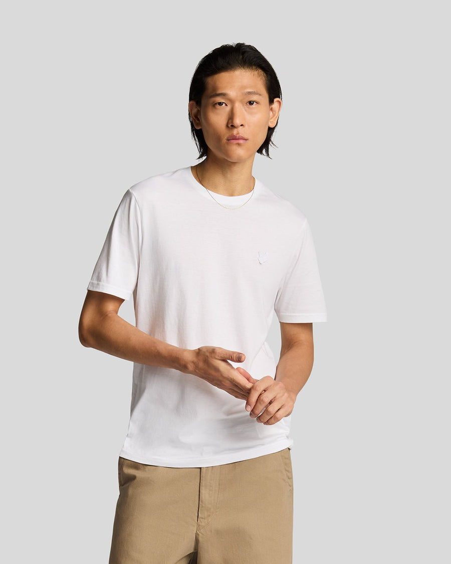 Homme portant un t-shirt en coton ultra-fin blanc