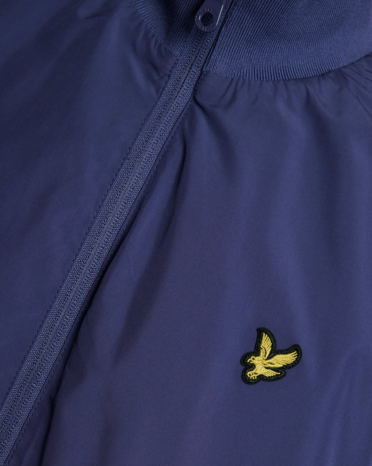 Hombre lleva chaqueta de cuello alto color azul marino intenso