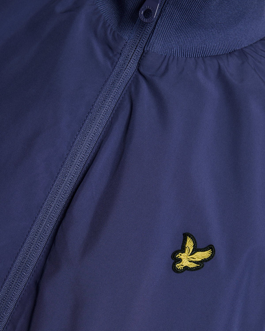 Hombre lleva chaqueta de cuello alto color azul marino intenso