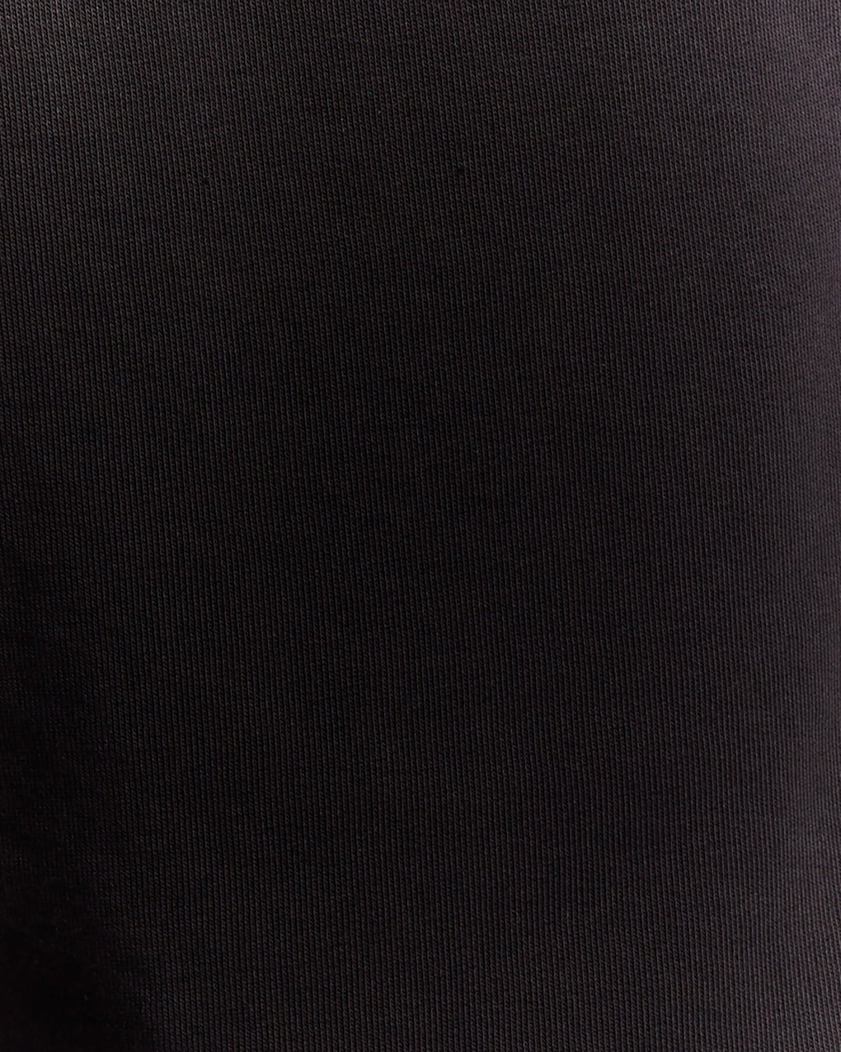 Homme portant un short de sport en bande adhésive, couleur noir de jais
