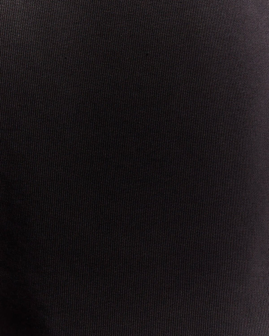 Homme portant un short de sport en bande adhésive, couleur noir de jais