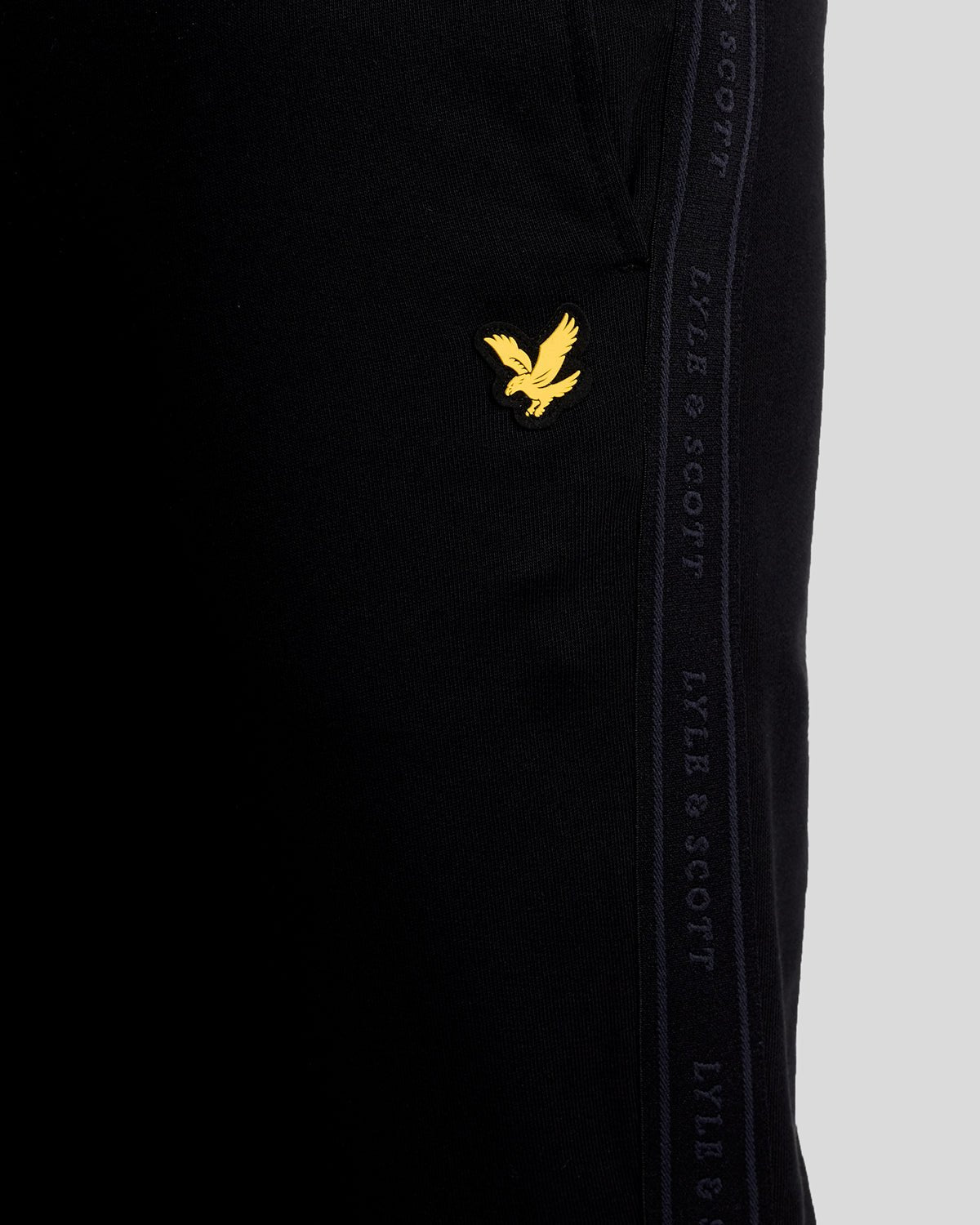 Uomo con pantaloni da jogging con fascia elastica in nero corvino