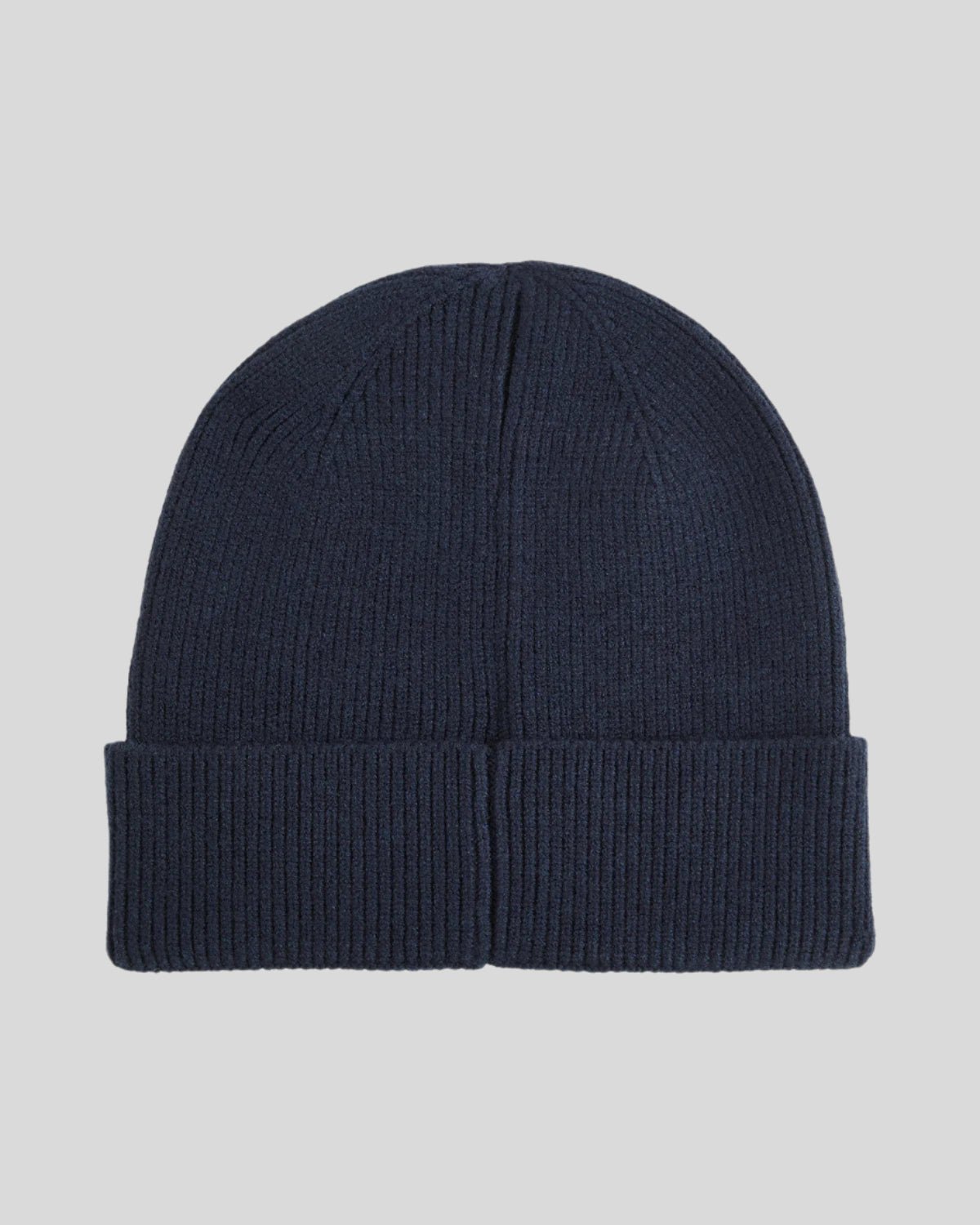 Garçon portant un bonnet en tricot bleu marine foncé
