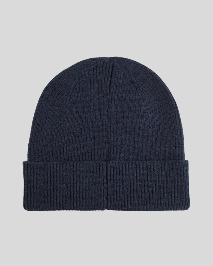 Garçon portant un bonnet en tricot bleu marine foncé