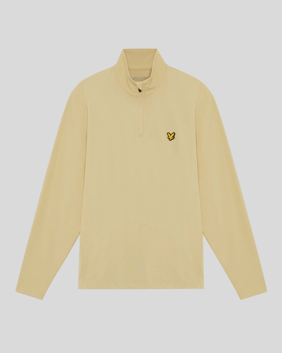Hombre con la prenda intermedia Performance 1/4 Zip en color Mojave