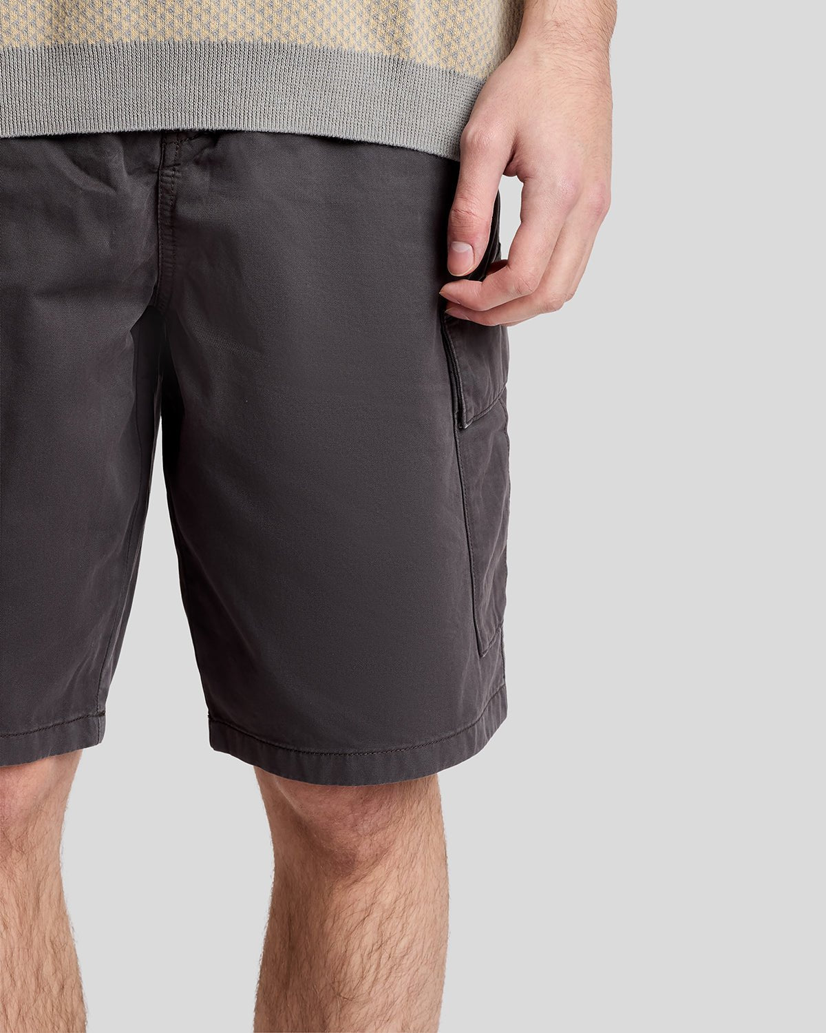 Uomo con pantaloncini cargo in cotone color antracite