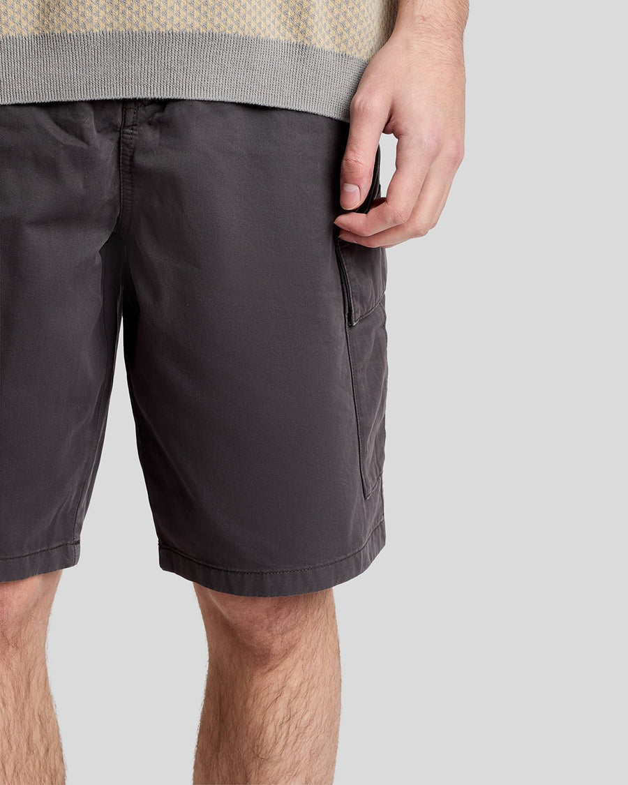 Uomo con pantaloncini cargo in cotone color antracite