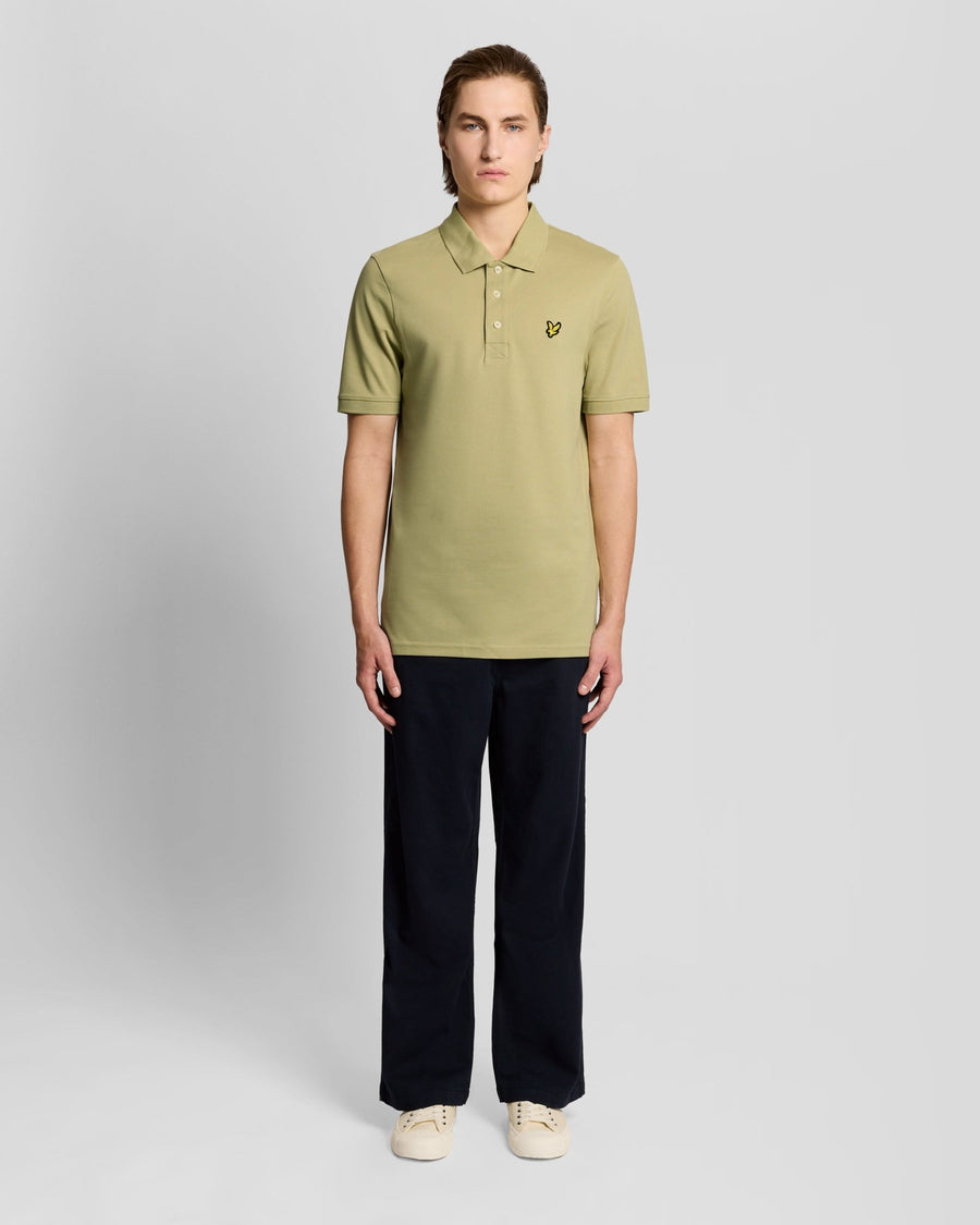 Homme portant un polo en coton vert herbe