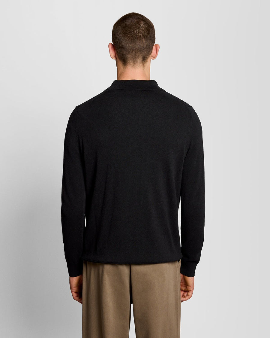 Un homme porte un pull en coton noir de jais