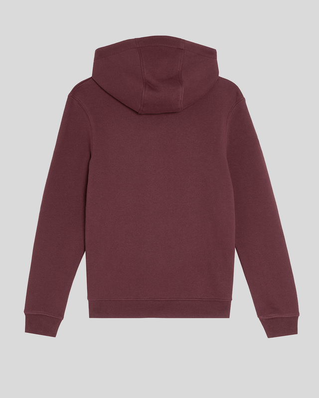 Il ragazzo indossa una felpa con cappuccio e collo a risvolto color bordeaux