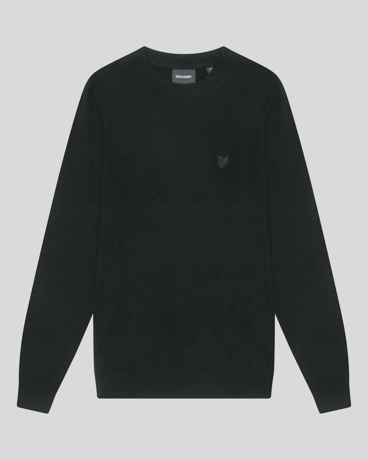 Man draagt een trui met ronde hals van lamswol in Jet Black