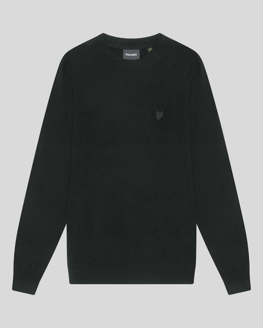 Man draagt een trui met ronde hals van lamswol in Jet Black
