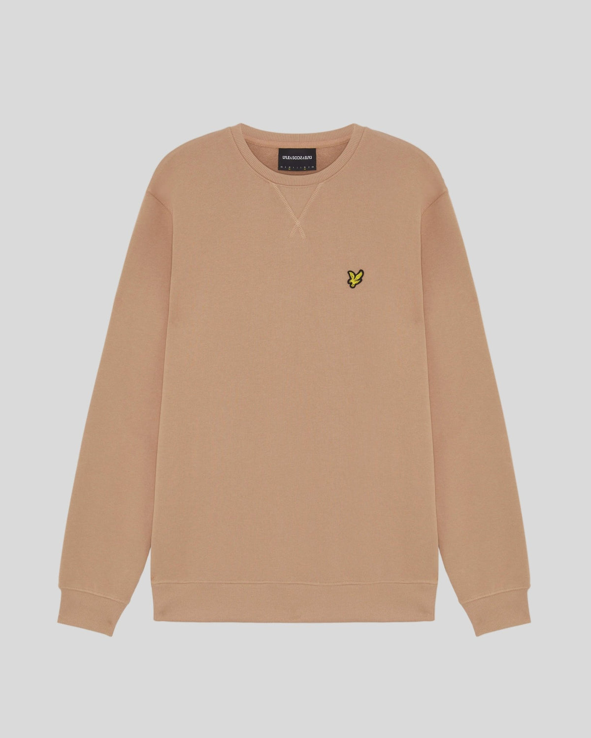 Homme portant un sweat-shirt à col rond en coton, couleur orge