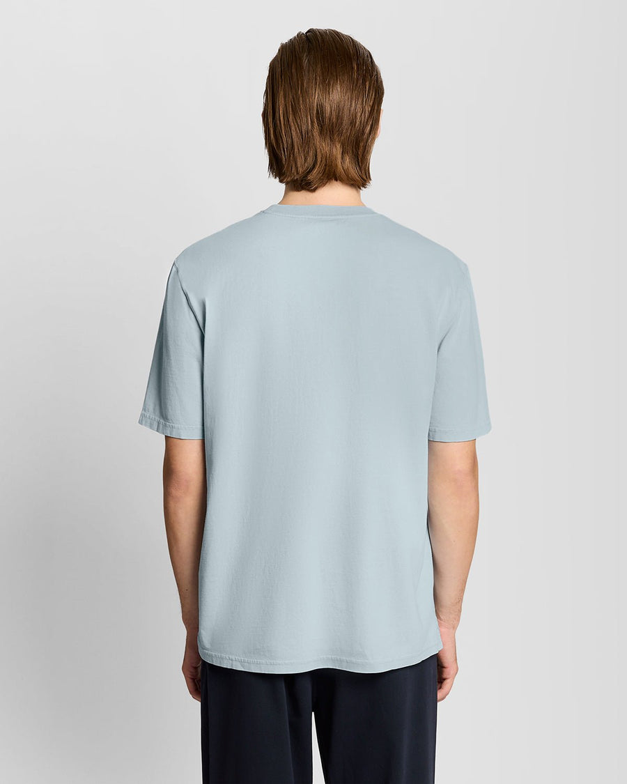 Homme portant un t-shirt à poches cargo bleu opale