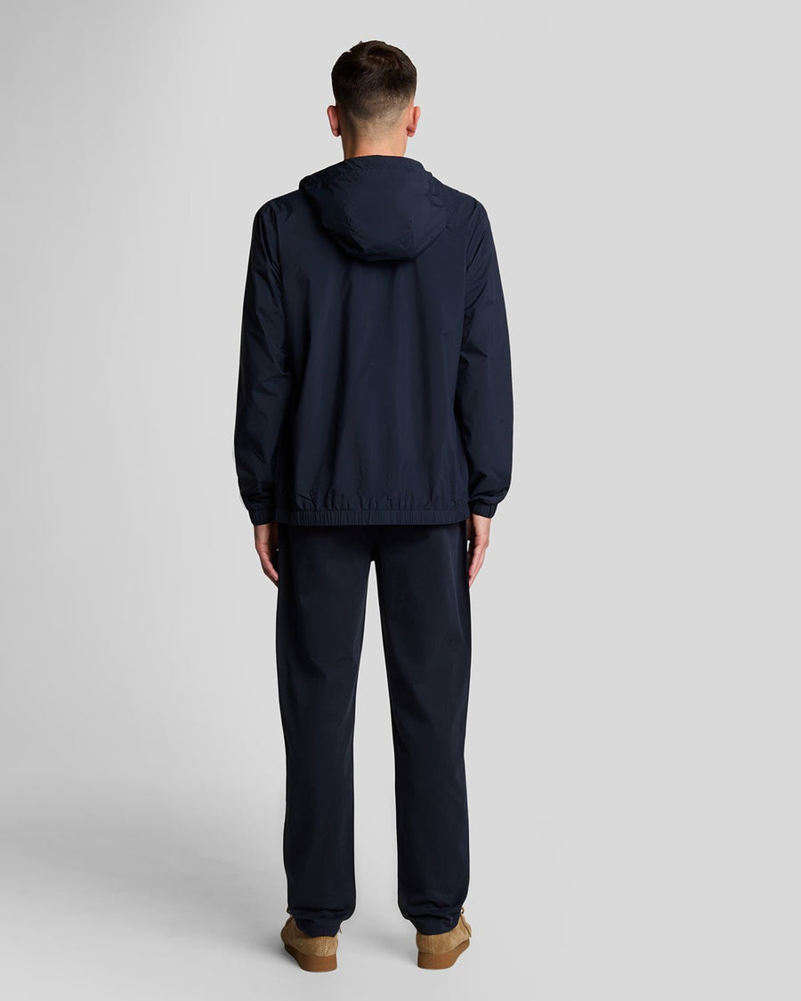 Homme portant un pantalon chino à cinq poches bleu marine foncé