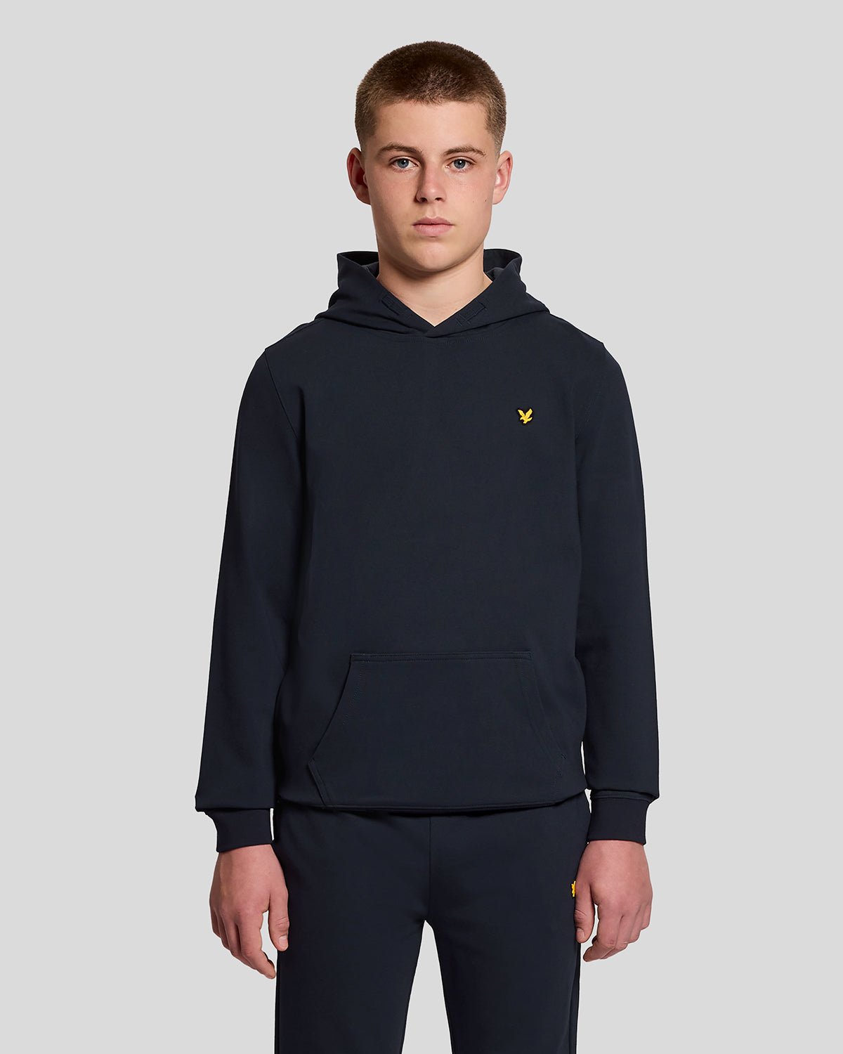Homme portant un sweat à capuche en polaire Sports Brushback bleu marine foncé