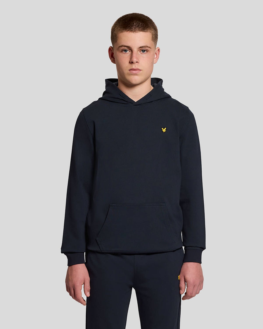 Homme portant un sweat à capuche en polaire Sports Brushback bleu marine foncé