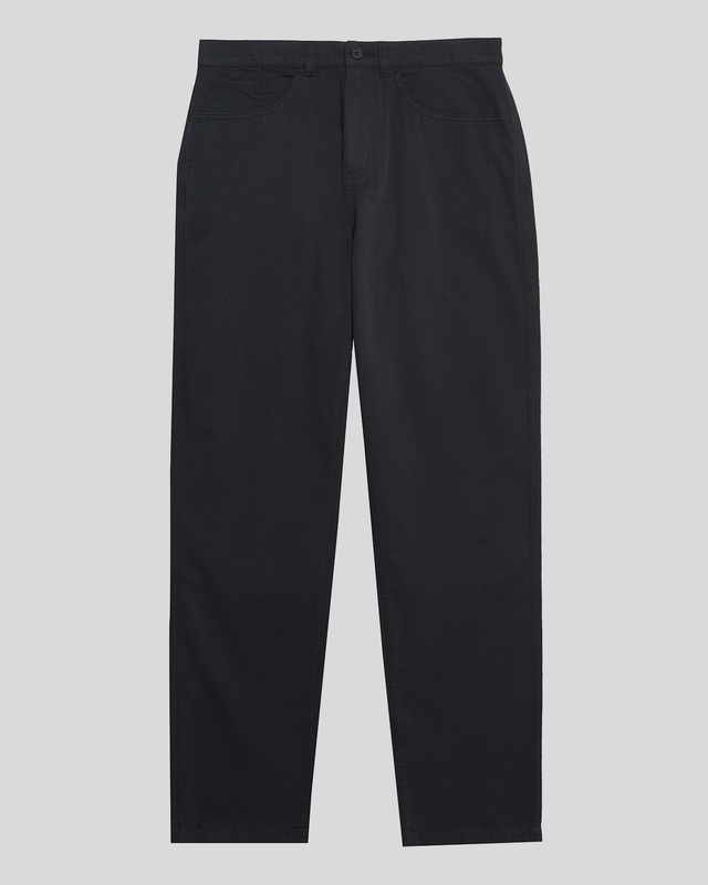Uomo con pantaloni chino a cinque tasche in nero jet