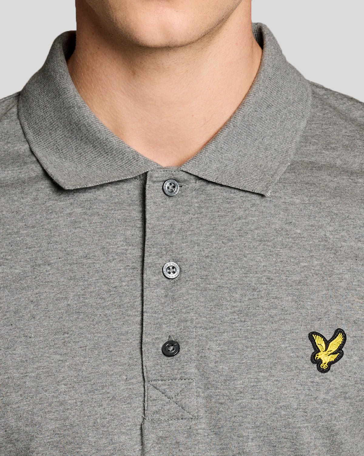 Hombre con polo de jersey de algodón en gris medio jaspeado