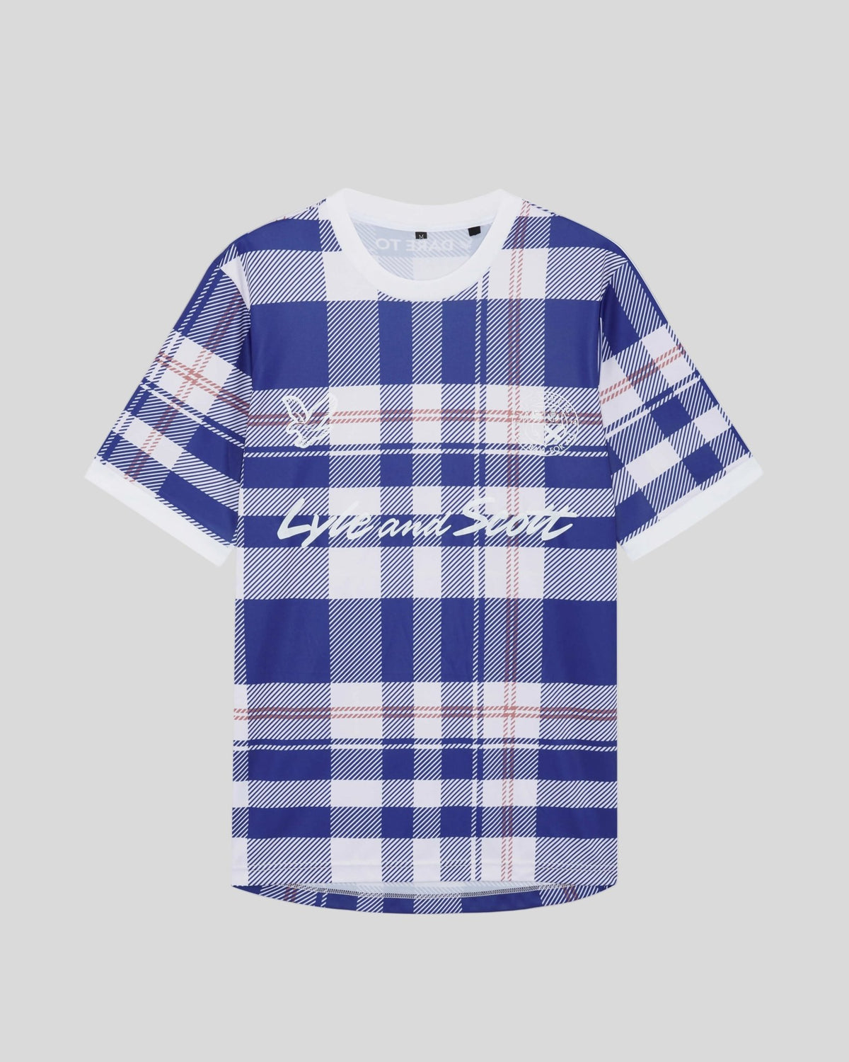 Homme portant un maillot de football à carreaux tartan de style sportif, couleur Now Blue