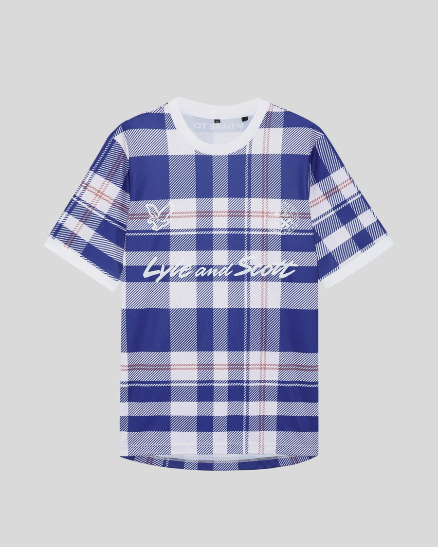 Homme portant un maillot de football à carreaux tartan de style sportif, couleur Now Blue