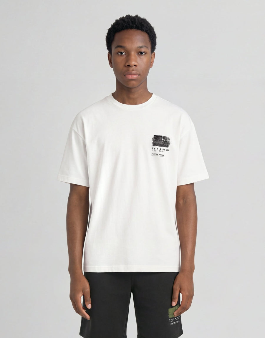Pojke bär en vit T-shirt med halvtonat monogramtryck