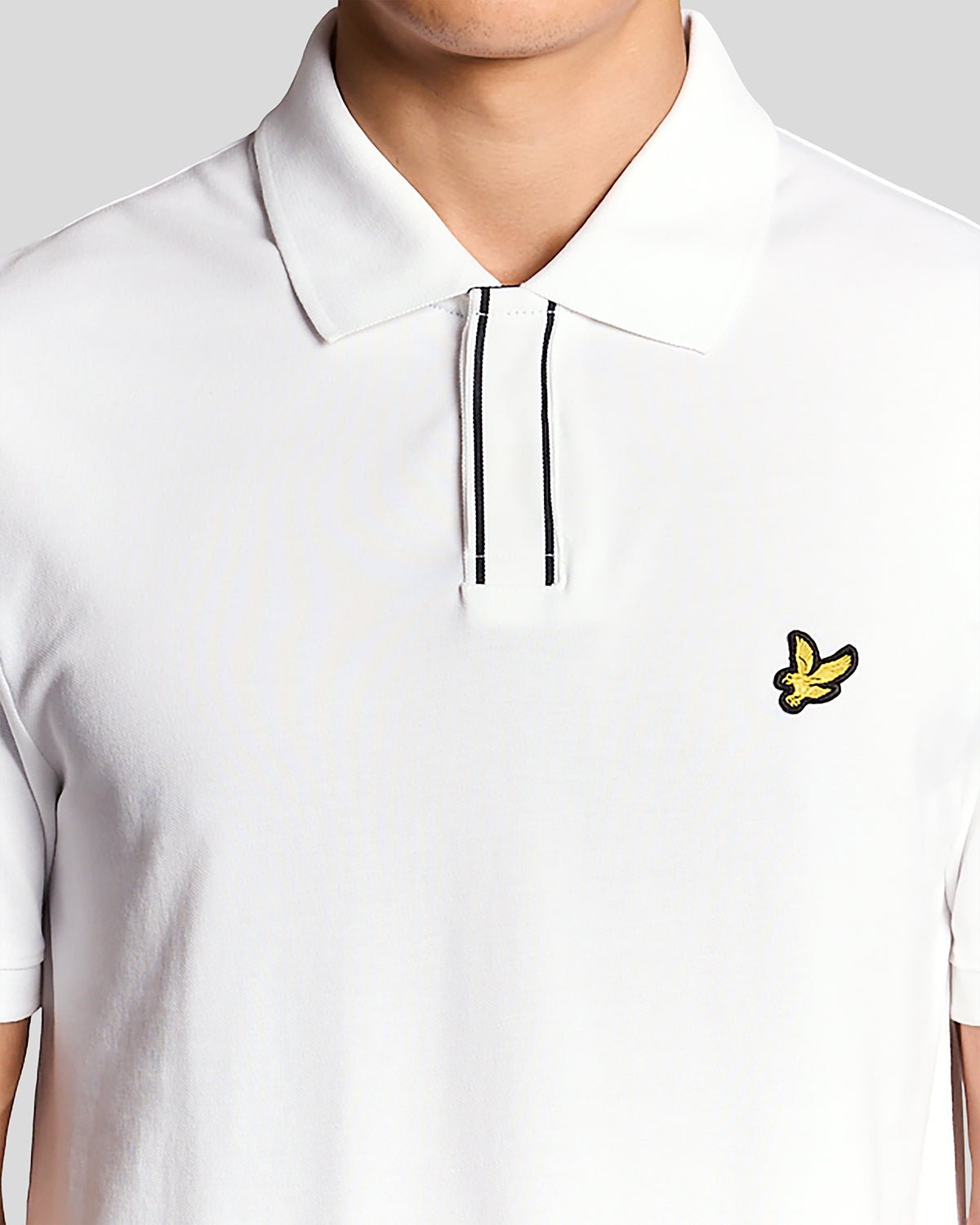 Uomo con polo bianca con bordino sull'abbottonatura