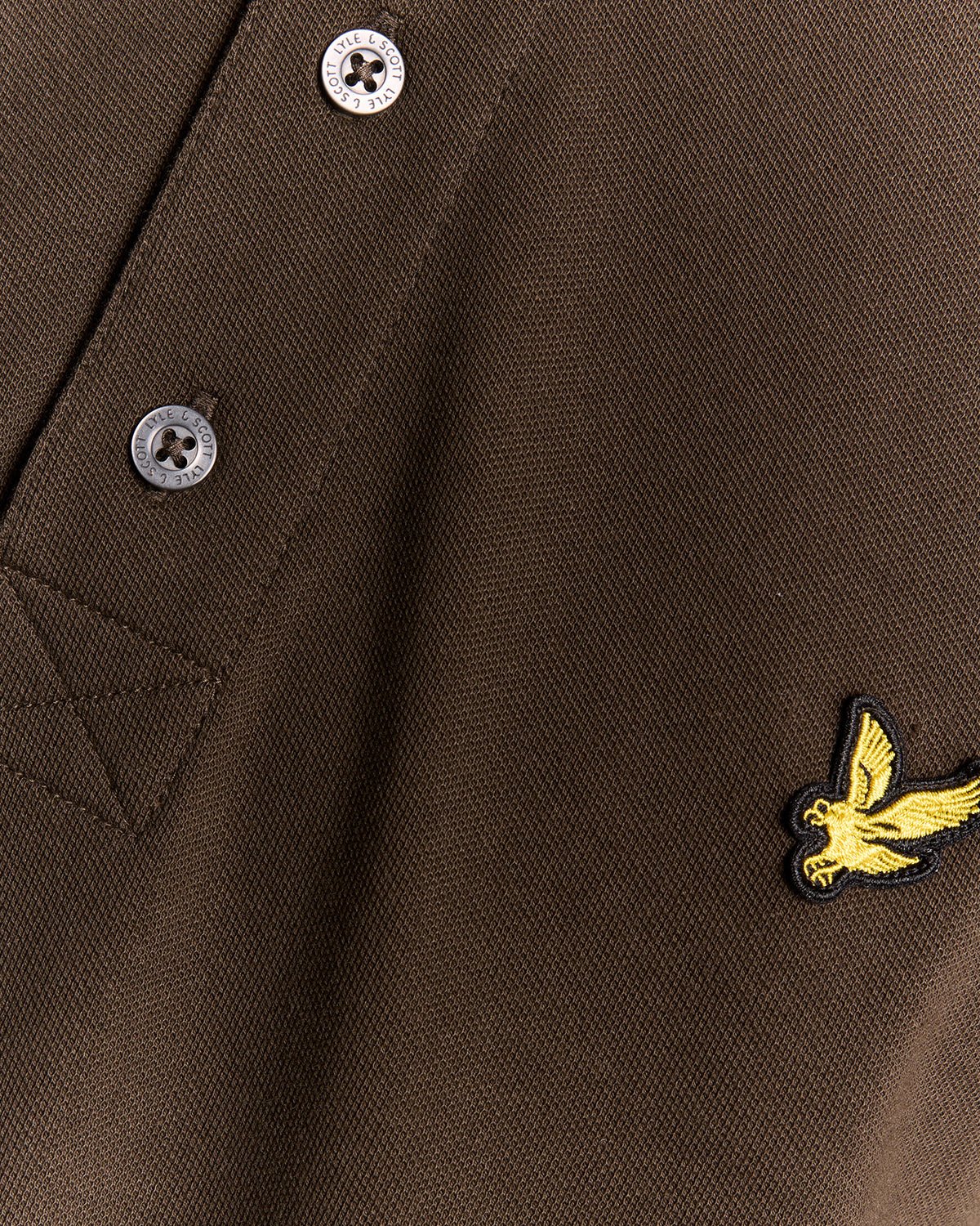 Man draagt een katoenen poloshirt in olijfgroen