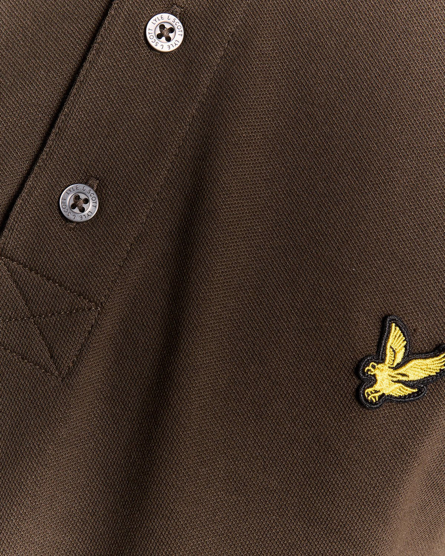 Man draagt een katoenen poloshirt in olijfgroen