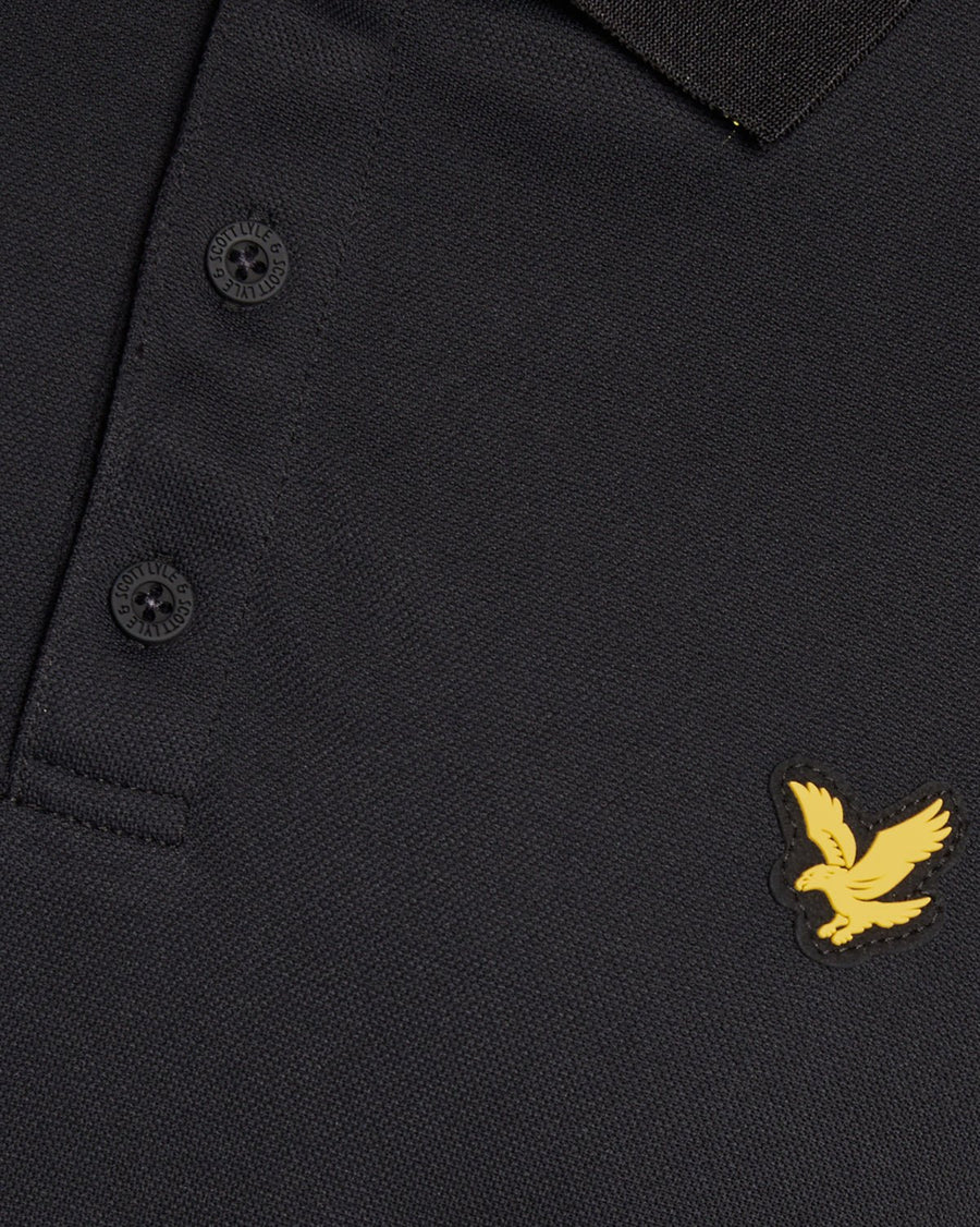 Uomo con polo tecnica a righe in nero jet