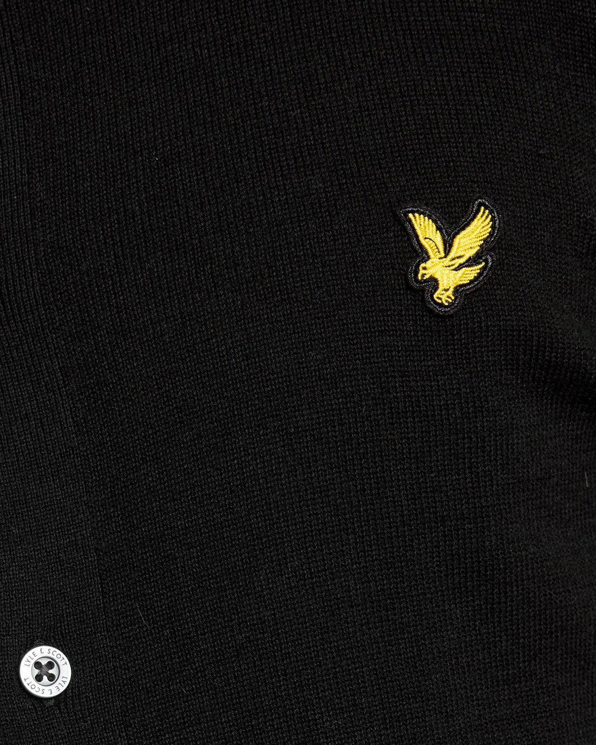 Un homme porte un pull en coton noir de jais