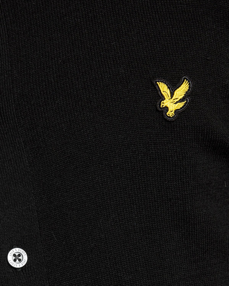 Un homme porte un pull en coton noir de jais