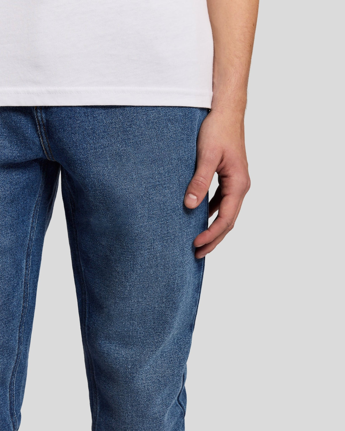 Uomo con jeans slim a zampa in indaco