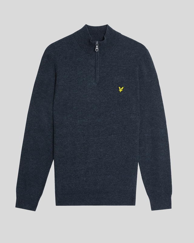 Homme portant un pull à fermeture éclair 1/4 en laine d'agneau mélangée, couleur bleu marine foncé chiné