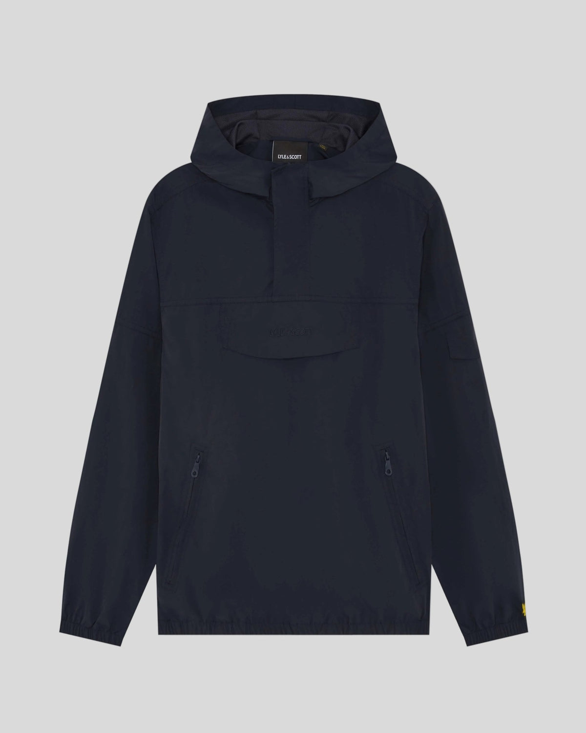 Homme portant une veste-blouse imperméable bleu marine foncé