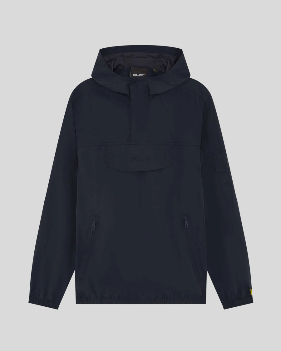 Homme portant une veste-blouse imperméable bleu marine foncé