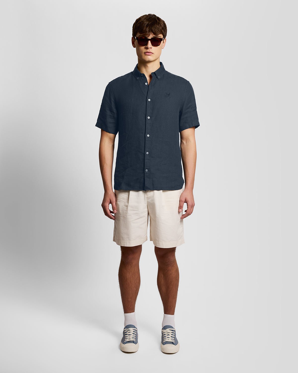 Un homme porte une chemise en lin à manches courtes couleur carbone